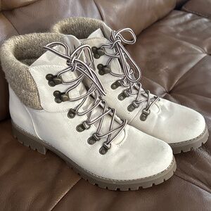 Cliffs by White Mountain Pathfield Winter White Lace-Up Ankle Boots size 9